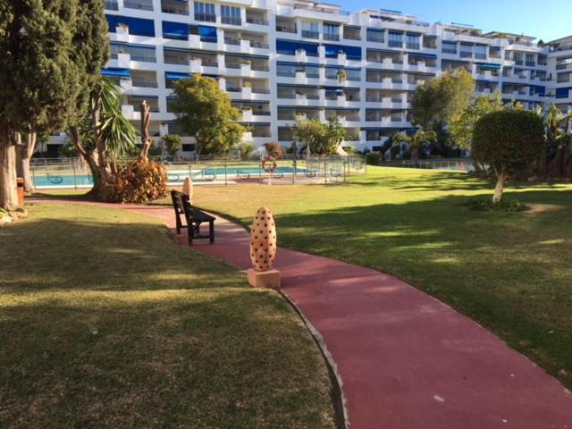 Large And Elegant In Puerto Banus With Pools And Paddle Apartment Marbella Bagian luar foto