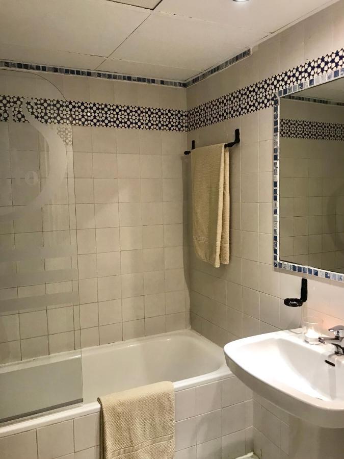 Large And Elegant In Puerto Banus With Pools And Paddle Apartment Marbella Bagian luar foto