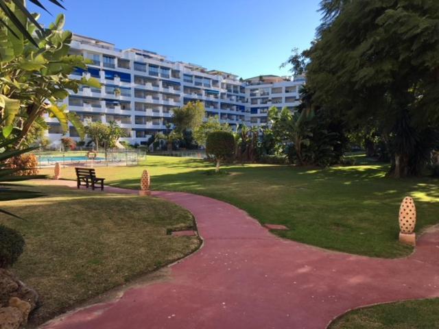 Large And Elegant In Puerto Banus With Pools And Paddle Apartment Marbella Bagian luar foto